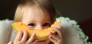 Crianças comer - Mãe-Me-Quer