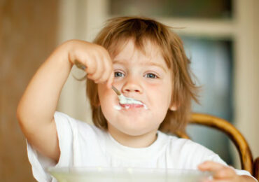 Devo obrigar o meu filho a comer?