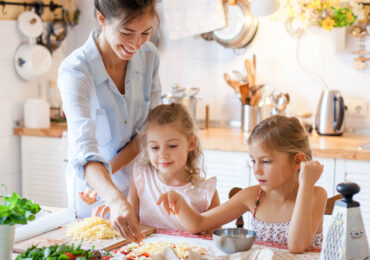 Cozinhar em família é bem divertido!