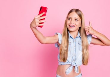 Crianças com regras no telemóvel dormem melhor e têm melhor desempenho escolar, revela estudo
