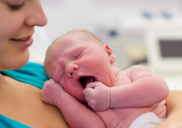 Bebés nascidos por cesariana desenvolvem-se mais lentamente no primeiro ano de vida