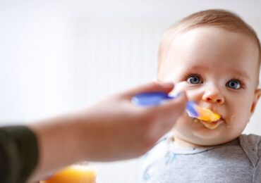 Quando colocar sal na sopa do bebé e outras respostas às dúvidas dos pais